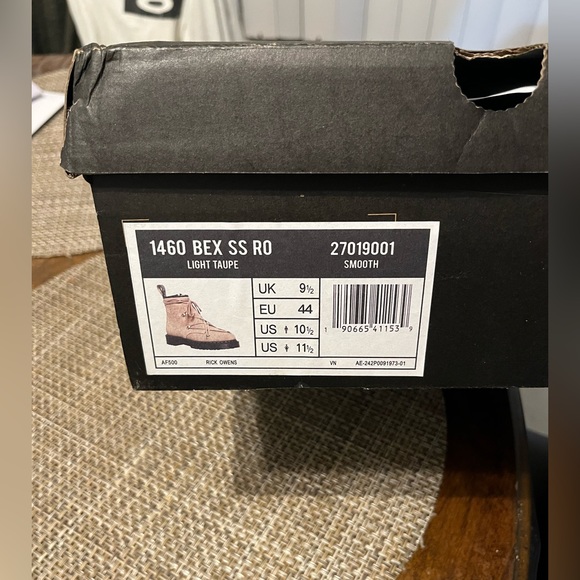 Doc Marten boots with unique lacing - Picture 6 of 6